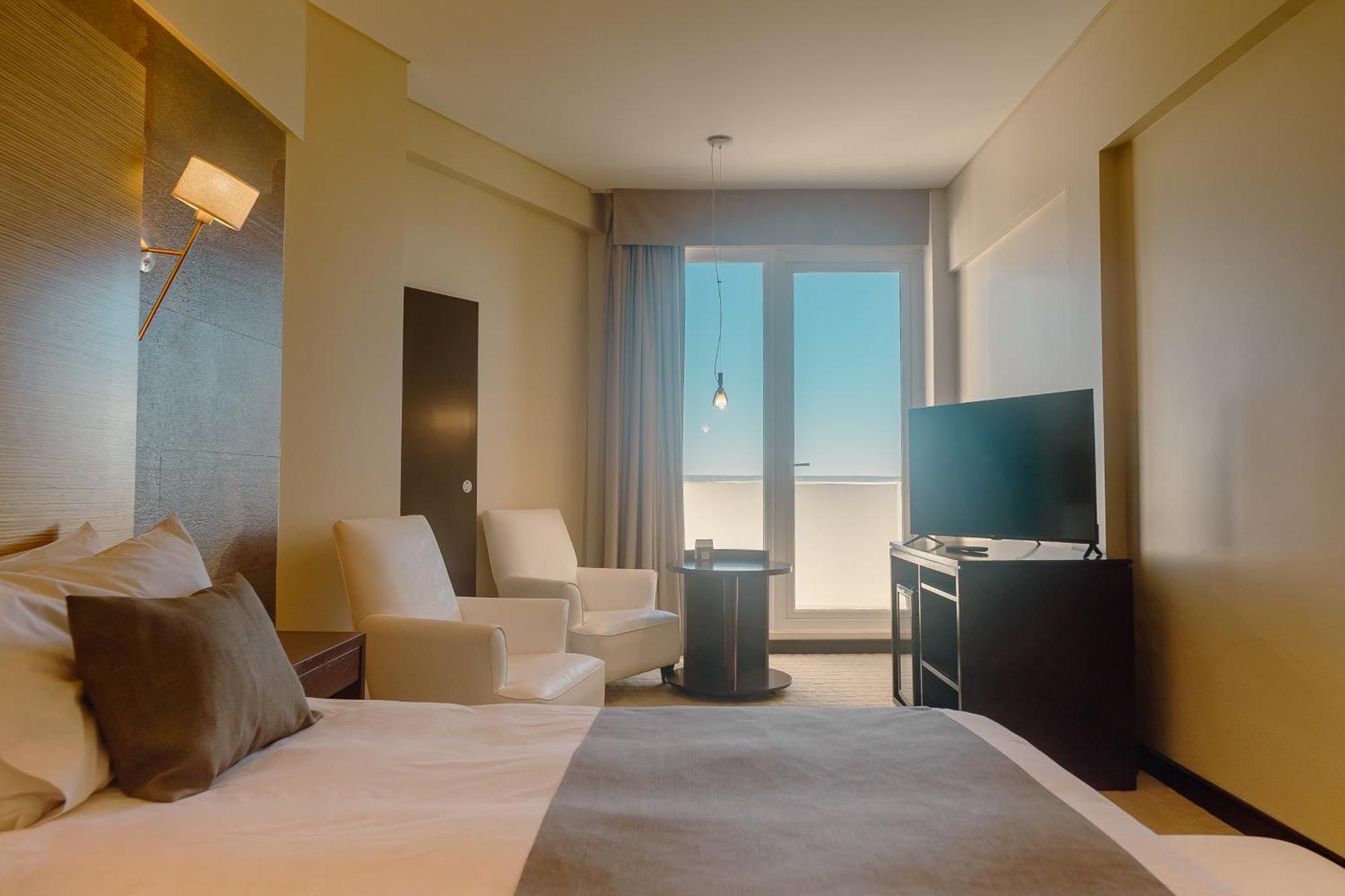 Rayentray Grand Hotel Puerto Madryn Exteriör bild